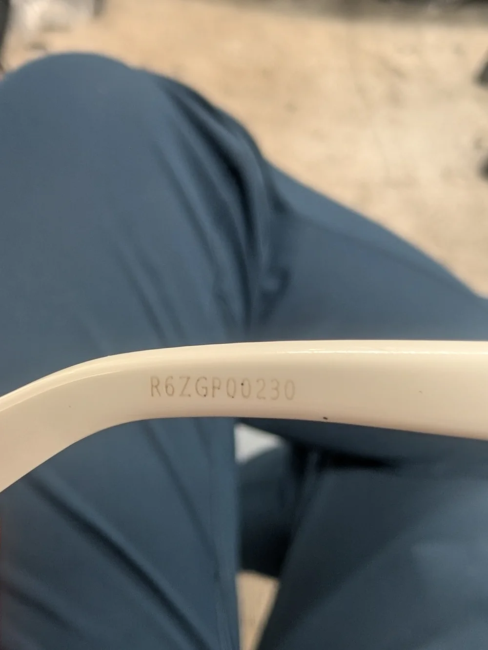 Balenciaga White Frame Sunglasses with Gold 'B' Accent(Originales)